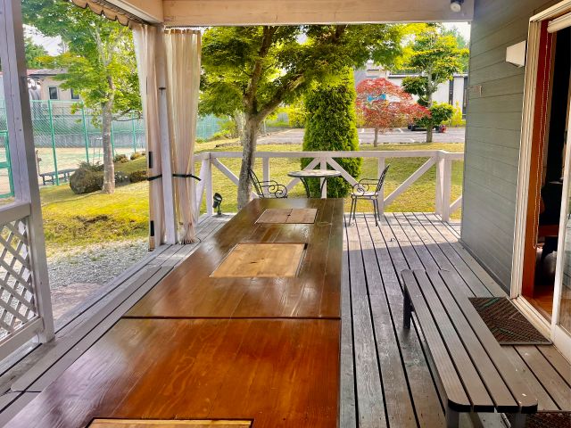 屋根付きウッドデッキのBBQスペース